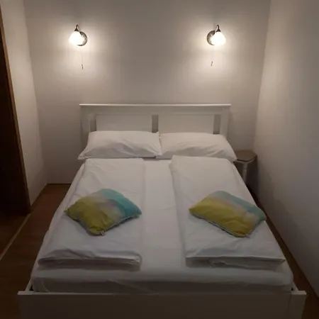 Viki * Μακάρσκα